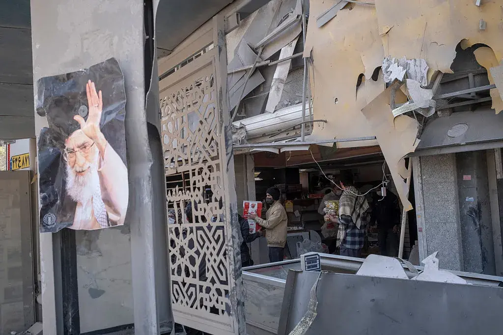 Израел нанася удари по Техеран и Бейрут, а политическото напрежение във Вашингтон расте