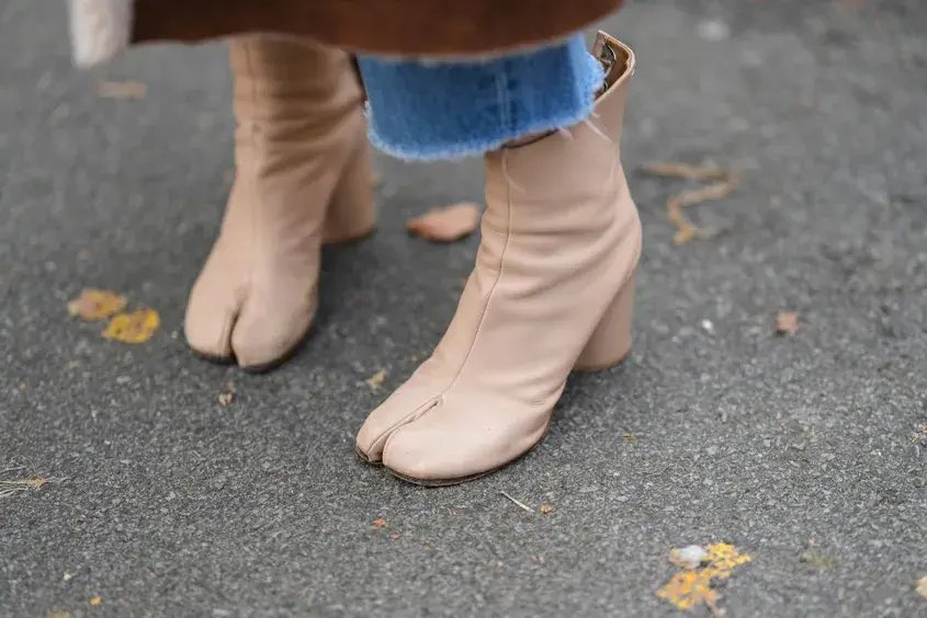 Maison Margiela защити дизайна на обувките Tabi, а съдът забрани имитацията им в ЕС