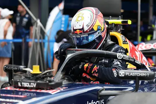 Никола Цолов кара феноменално и за първи път триумфира във Формула 2