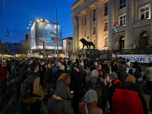 Протестиращи скандираха „СарафOFF, уволнен си!“ пред Съдебната палата в София