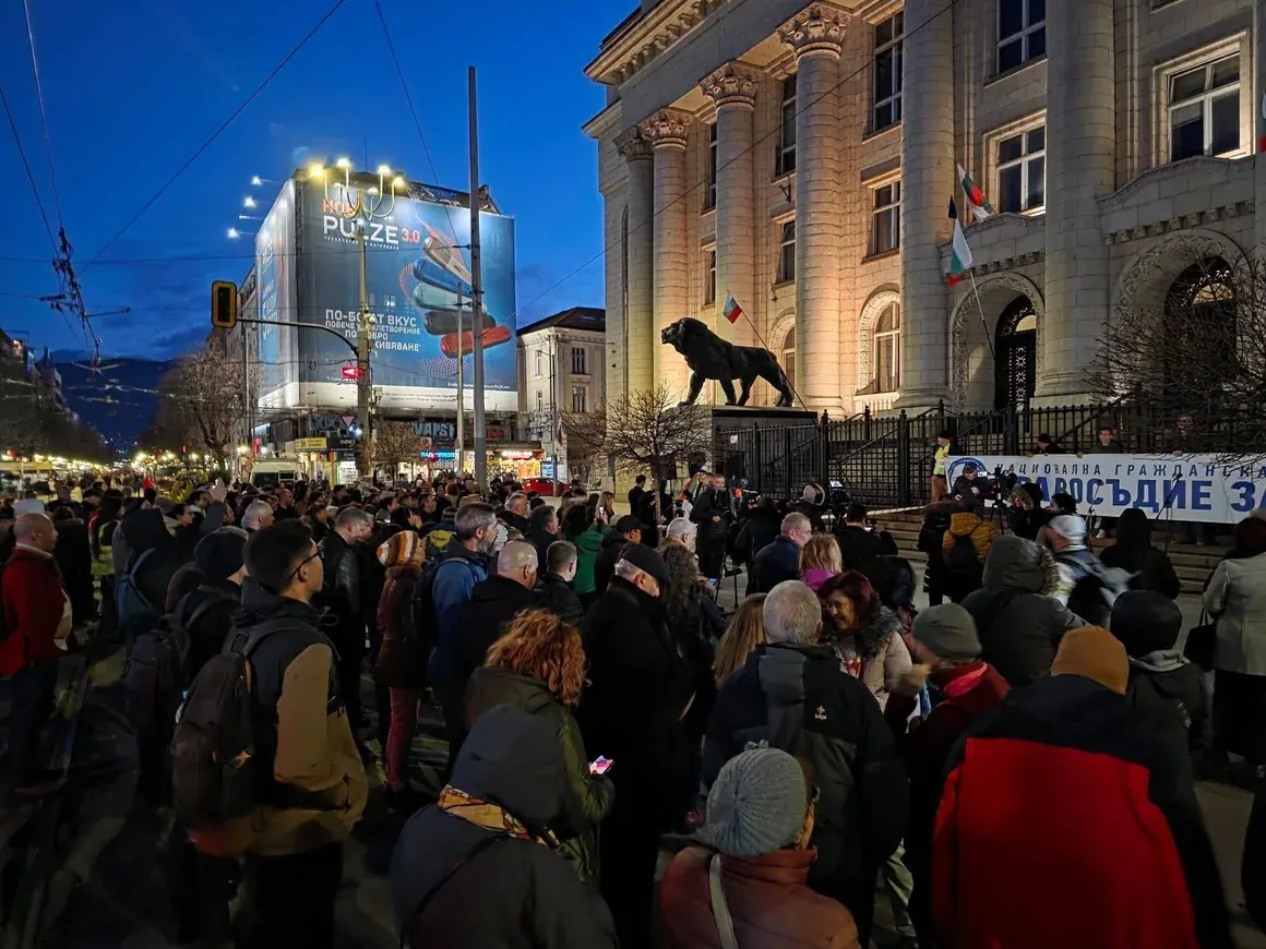Протестиращи обявиха „СарафOFF, уволнен си!“ пред Съдебната палата в София
