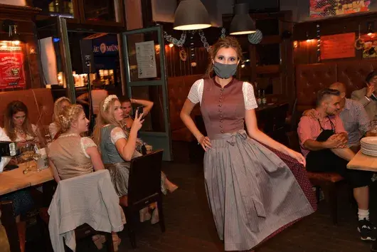 Мюнхен намери начин да отпразнува Октоберфест - с маски и по-малко бира