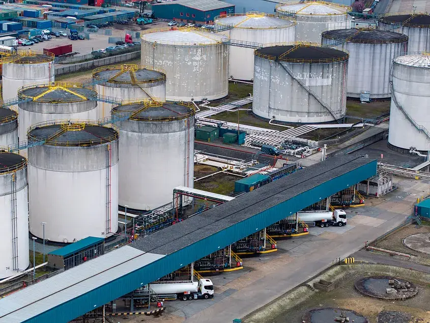 Рекорден обем петрол ще бъде освободен от световните резерви заради войната в Иран