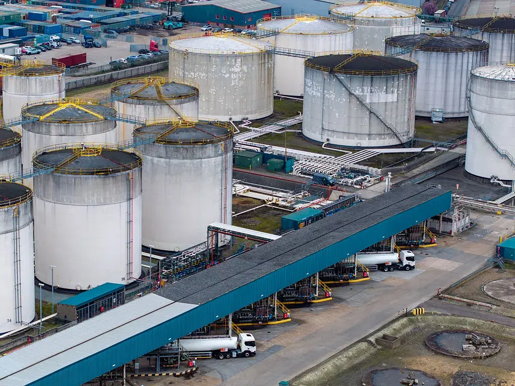 Рекорден обем петрол ще бъде освободен от световните резерви заради войната в Иран