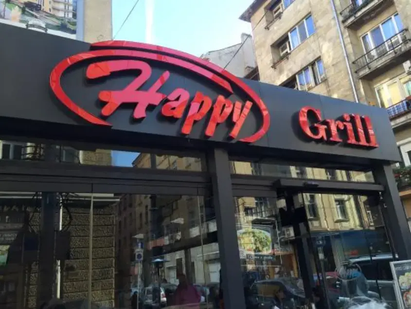 „Happy“ стана жертва на фалшива новина, че следи клиентите си с AI камери