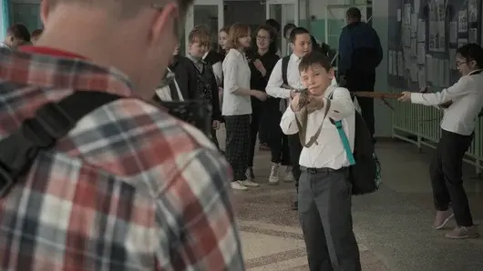 Mr Nobody Against Putin - как един учител спечели "Оскар" с филм за промиването на мозъци на децата в Русия