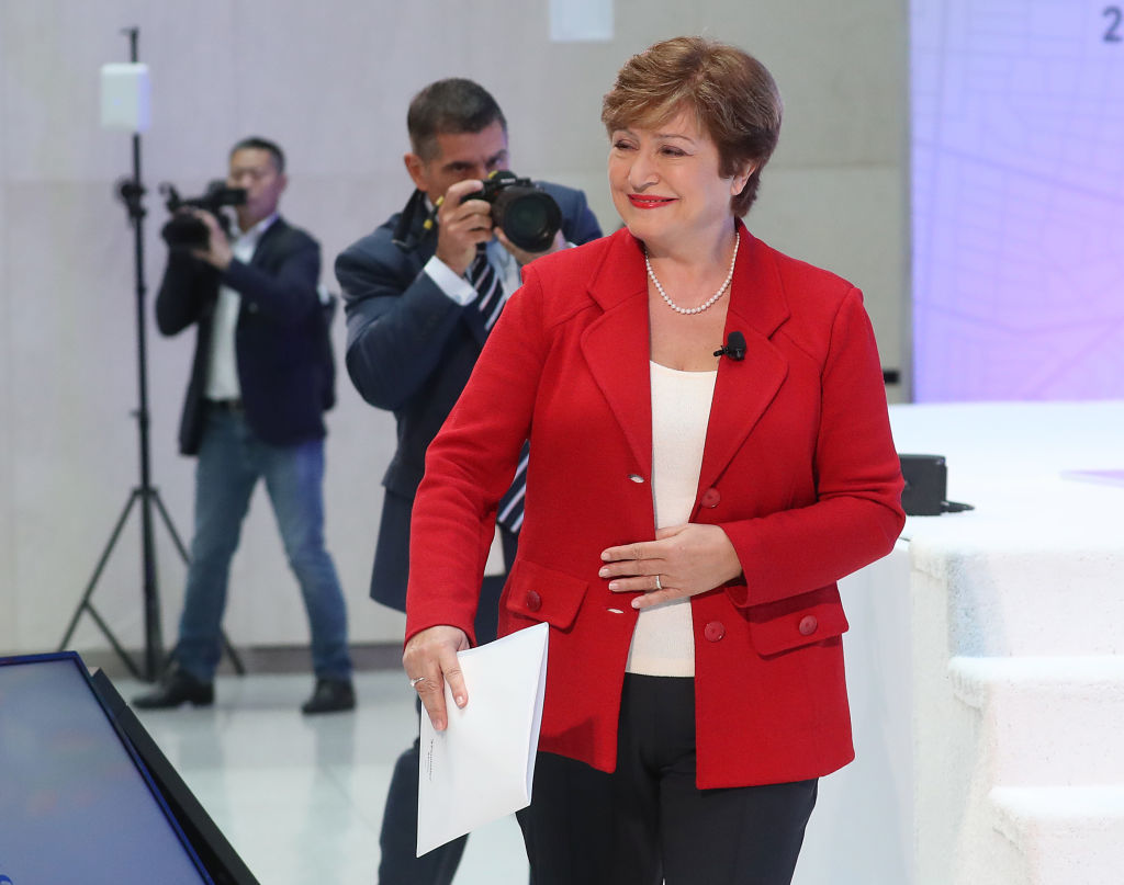 Интересното е, че описанието на всяка от влиятелните личности бе написано от друга такава фигура. Текстът за Кристалина Георгиева бе дело на бившия президент на Световната банка Робърт Зелик. <br><br>
„Тя е виждала от първо лице възможностите и опасностите на икономическите реформи. Преди десетилетие Георгиева изненада експертите в Брюксел, които не очакваха човек от България да се превърне в звезда в Европейската комисия. Годините ѝ в Световната банка ѝ дадоха глобална перспектива и ѝ спечелиха приятели във Вашингтон. Донесоха ѝ и опит като директор, работещ пряко с Русия“, гласи неговото описание. <br><br>
Зелик посочва още годините ѝ на работа в Световната банка и "превъзходните ѝ" умения за решаване на проблеми. Казва, че сега тя може да „начертае пътя“ на МВФ в трудните години на тежка криза и битка срещу пандемията, но се „нуждае от помощ“. <br><br>
Георгиева е управляващ директор на МВФ от 1 октомври 2019, когато наследи Кристин Лагард. Тя бе изпълнителен директор на Групата на Световната банка, а и действащ неѝн президент от февруари до април миналата година. А от 2014 до 2016 заемаше поста вицепрезидент на ЕК по време на мандата на Жан-Клод Юнкер.