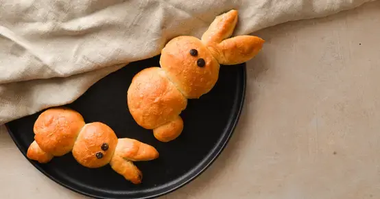 Великденският заек акостира в днешната рецепта за постни пухкави кифлички 