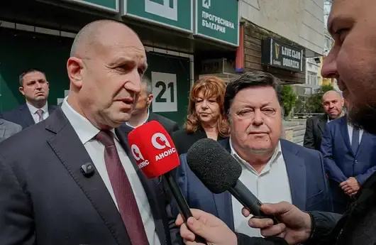 Радев отговори на Асен Василев с препратка към "сглобката"