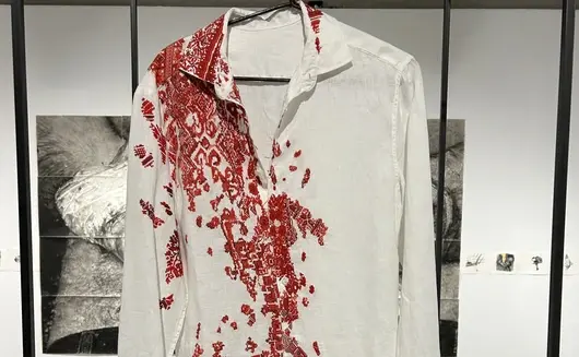 „Орнаменти на болката“ – изложба на Правдолюб Иванов изследва как привикваме към войната