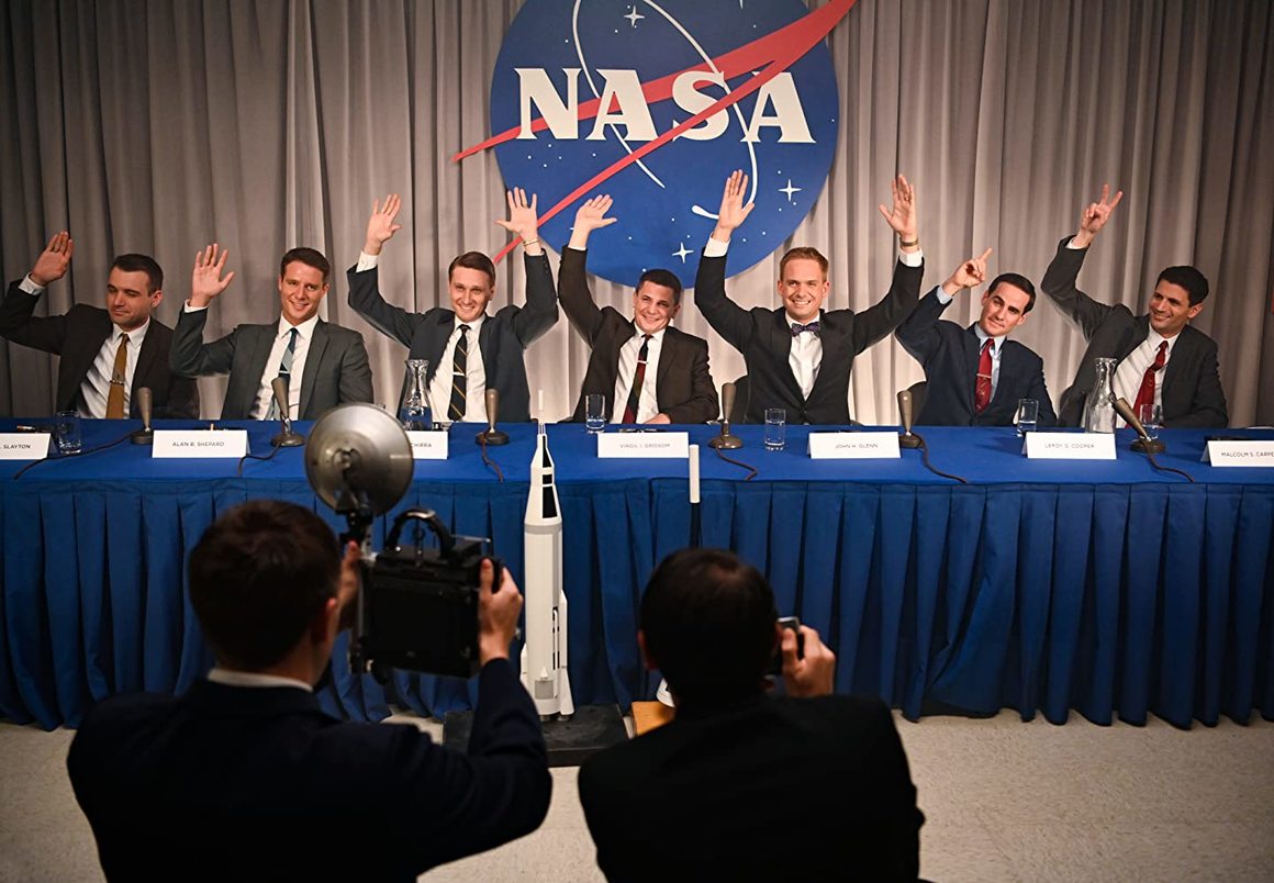 <br><br>
<b>The Right Stuff</b>
<br><br>
Сериалът на Disney+, който ще излезе на 9 октомври, разказва историята на "Оригиналната седморка" - първата група от астронавти, подготвяни от НАСА през 50-те и 60-те години за изпращане на човешки мисии в Космоса. Един от тях е и Джон Глен - първият американец, излетял в орбита през 1962 г., който през 1988 г. стана най-възрастният човек в космоса с полета си на "Дискавъри". Сериалът е адаптация по бестселъра на Том Улф, по който беше създаден и филма "The Right Stuff" през 1983 г. (с 4 награди "Оскар" от 8 номинации).