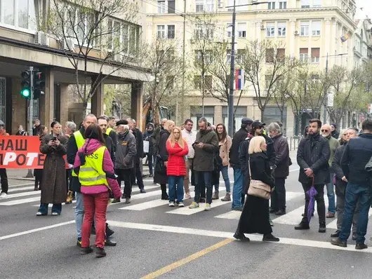 Сръбски журналисти излязоха на протест пред офиса на Вучич след серия от нападения