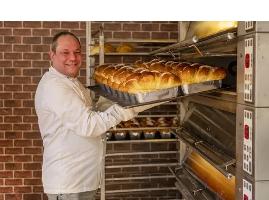 „Ако не е на конци, това е просто сладък хляб.“ Традиции и козунаци с  Влади и Митко от пекарните на BILLA
