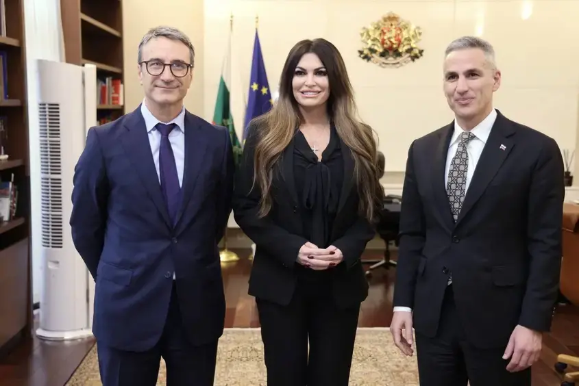 Близката до Тръмп посланичка на САЩ в Гърция е на политическа совалка в София