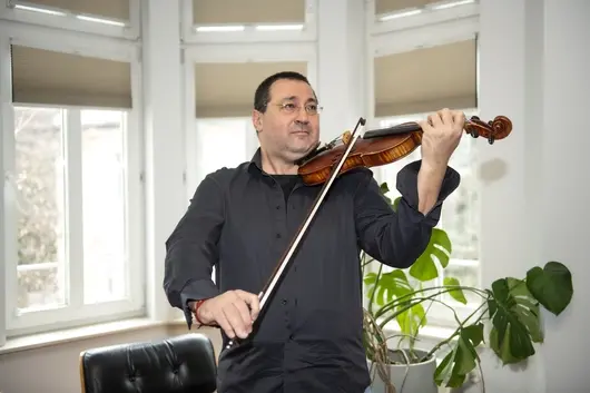 От сцената до класната стая – Хари Ешкенази, който прави класиката модерна с „Фортисимо в клас“