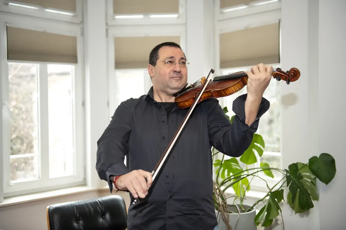 Хари Ешкенази и мисията да превърнеш класната стая в концертна зала с "Фортисимо в клас"