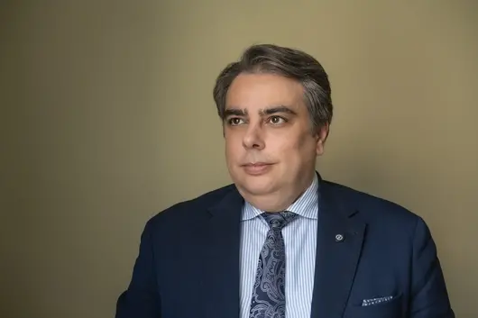 Асен Василев пред Булевард България: Ако Радев не вярва на Европа за честни избори, на кого вярва - на Москва?