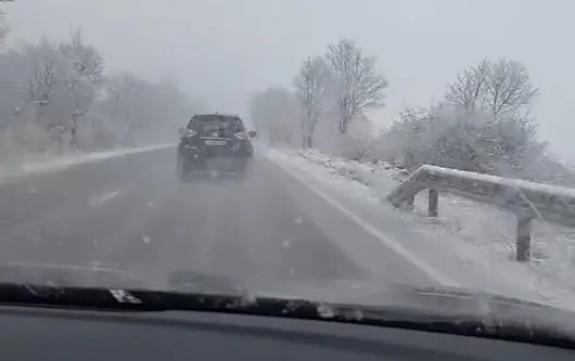 Сняг на Разпети петък изненада шофьорите на много места в страната