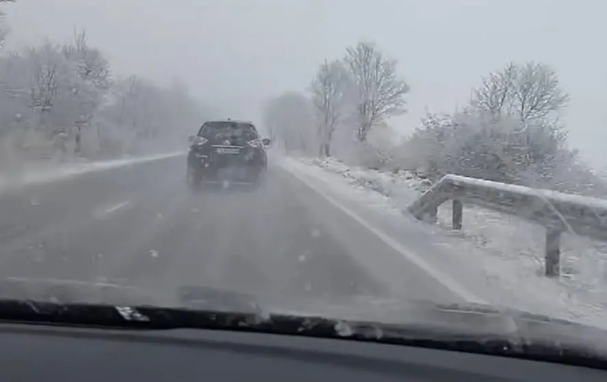 Сняг на Разпети петък изненада шофьорите на много места в страната