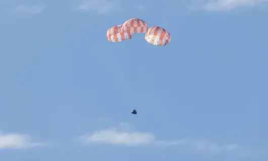 Екипажът на Artemis II се завърна успешно на Земята след историческа мисия