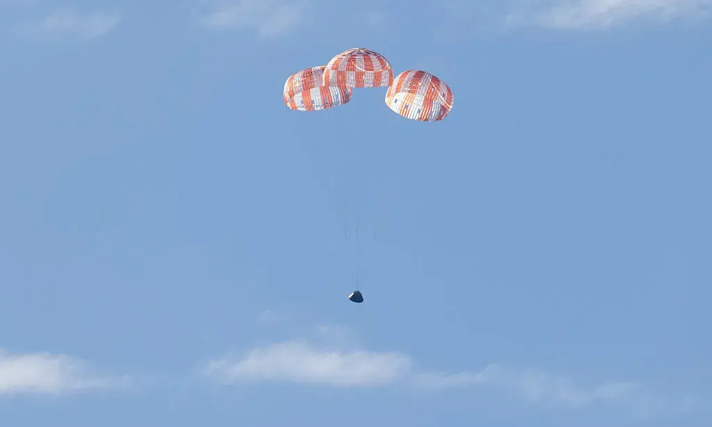 Екипажът на Artemis II се завърна успешно на Земята след историческа мисия