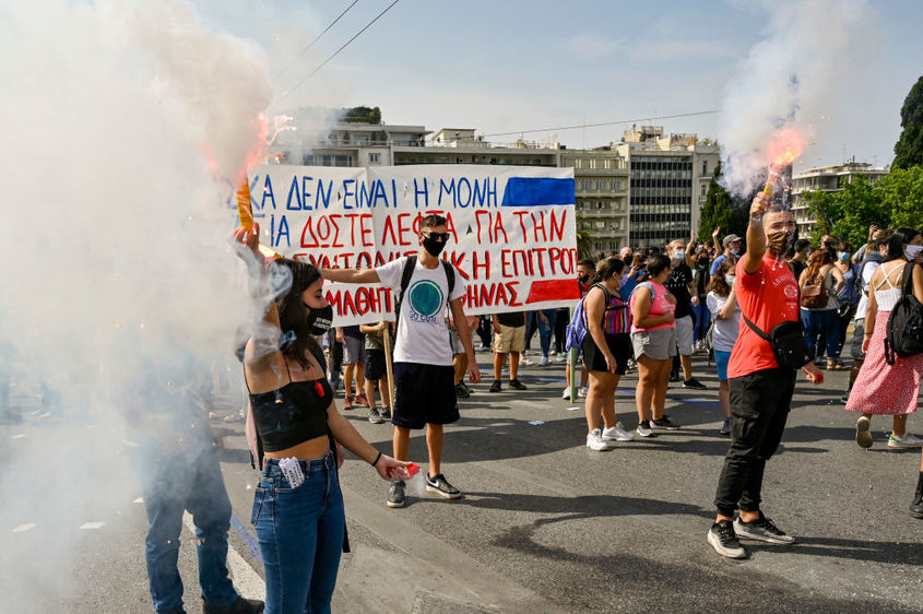 Новите Covid-мерки: Бунт срещу маските в гръцките училища и обратният подход на Белгия