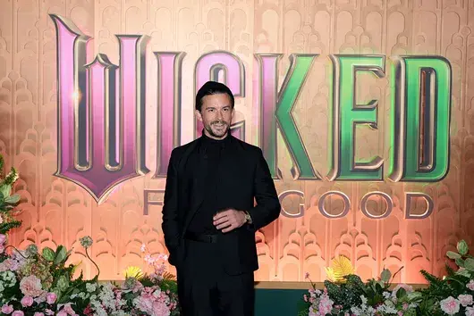 Списание People обяви Джонатан Бейли за най-сексапилният мъж на света за 2025 г.