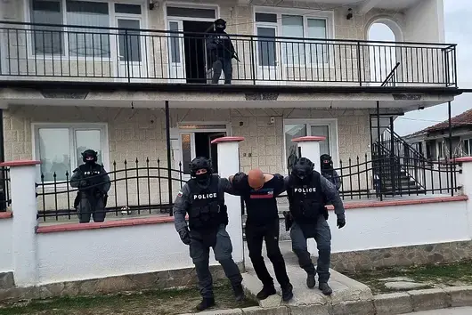 Двама общински съветници от Септември са задържани за купуване на гласове