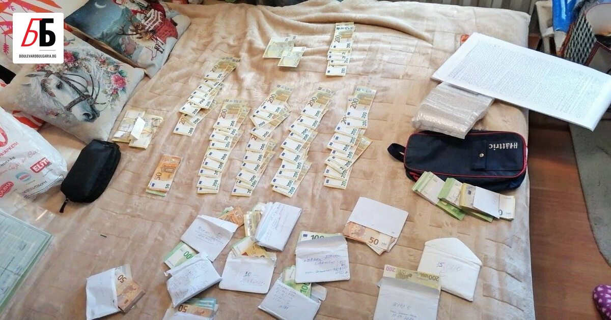 Близо 200 000 евро, разпределени в пликове, са открити при