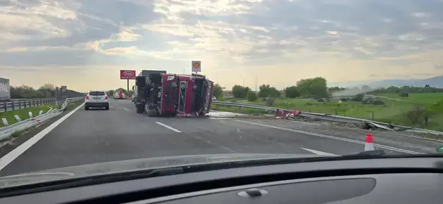 Тонове картофи се разпиляха след като камион се обърна на “Тракия”