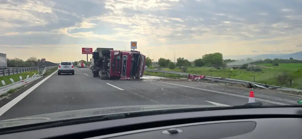 Тонове картофи се разпиляха след като камион се обърна на “Тракия”
