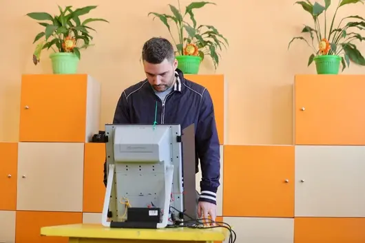 Машинното гласуване е спряно в отделни секции в страната заради технически проблеми