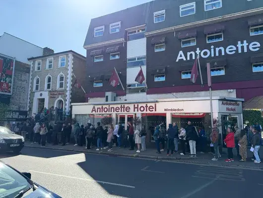 Българи в чужбина чакат с часове, за да гласуват 