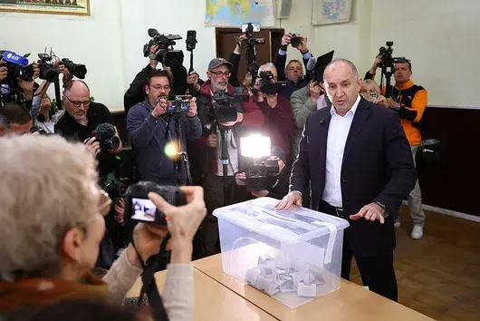 „Близък до Кремъл“, „критик на ЕС“, „проруски настроен“ – как световните медии отразиха победата на Румен Радев