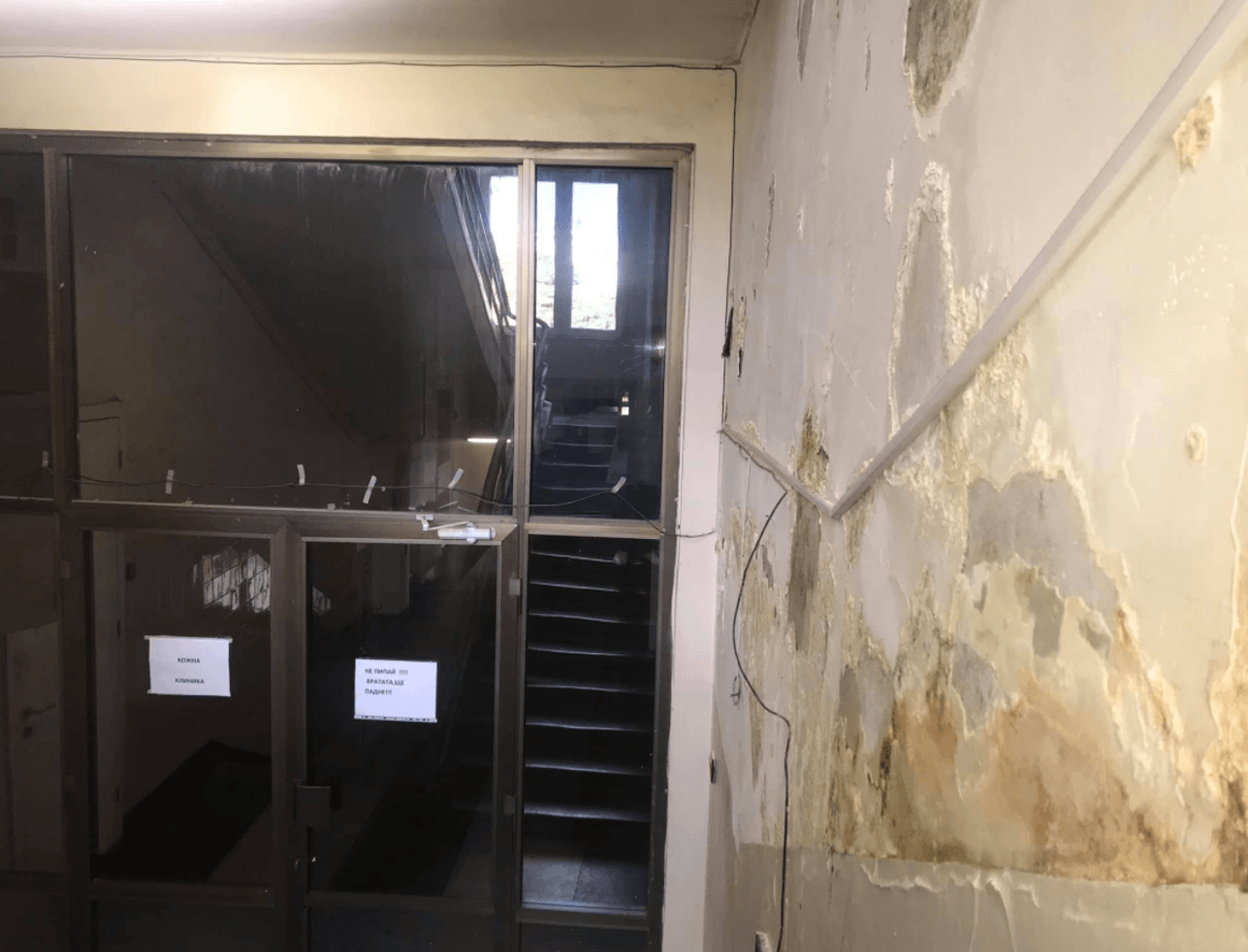 В друга от публикациите на НС „Защита“ пише: „Коя е тази болница, г-н министър на здравеопазването, и кой ползва тези помещения - доказателства за бълнувания в министерството ви устойчив растеж?! Имате срок да отговорите до обяд на 30-ти септември 2020 г. След това наградата за верен отговор ще е за други“.