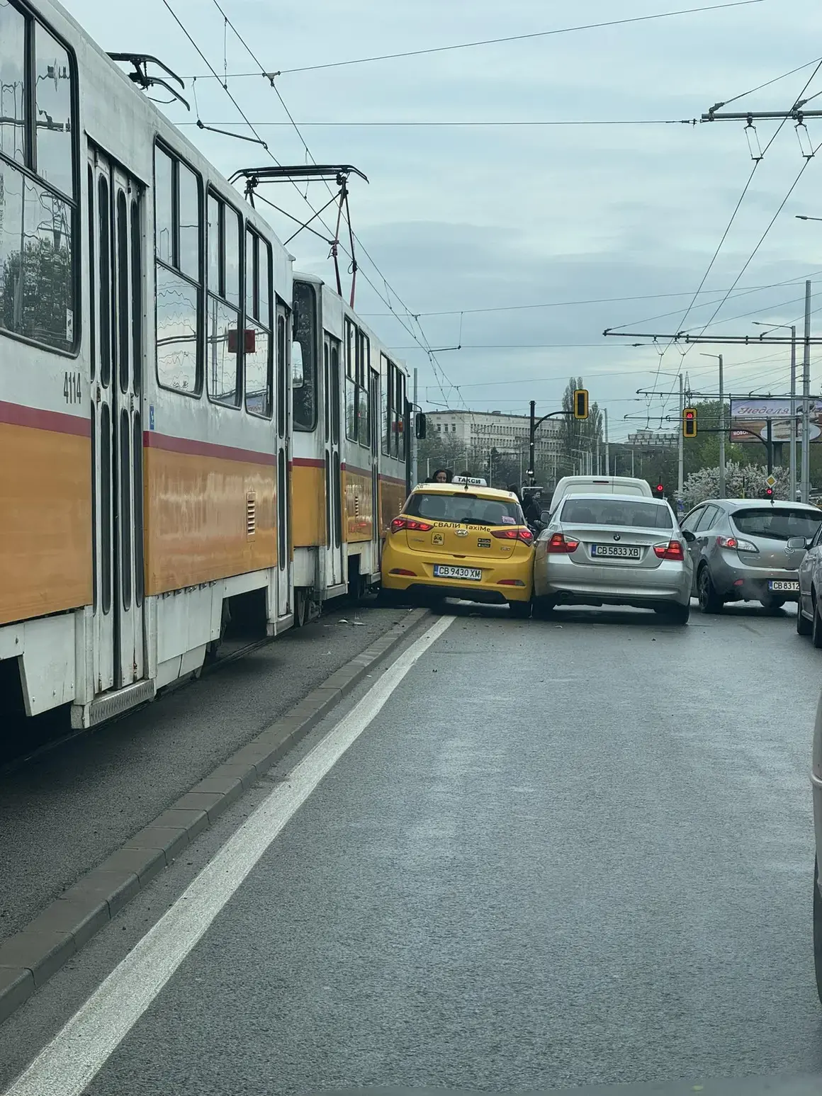 Такси се заклещи между кола и трамвай и спря трафика по линия 20