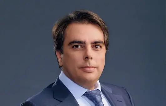 Асен Василев е готов да отстъпи място за Манол Пейков след драмата с преференцциите