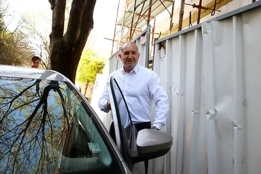 Румен Радев е глобен, след като паркира "Шкодата" на тротоар в деня на изборите