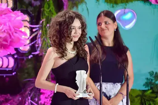 "Гениална тийнейджърка" от Полша направи за смях медии и институции в страната