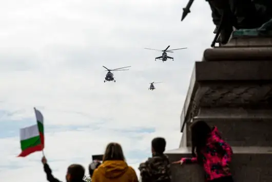 Без парад за Гергьовден. Военни самолети прелетяха над София