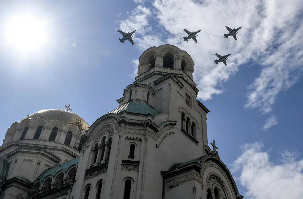 Без парад за Гергьовден. Военни самолети прелетяха над София