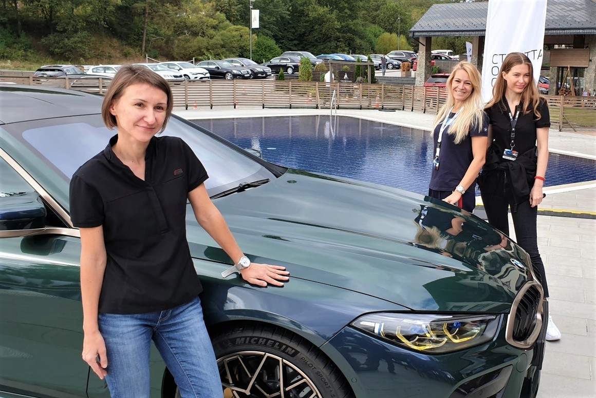 Може би не е зле да се спомене, че продажбите на BMW в България се движат от три момичета - Христина Пейчева, Мениджър корпоративни комуникации, Анастасия Янчева, Директор маркетинг, и Златиана Анева, Продуктов мениджър за BMW