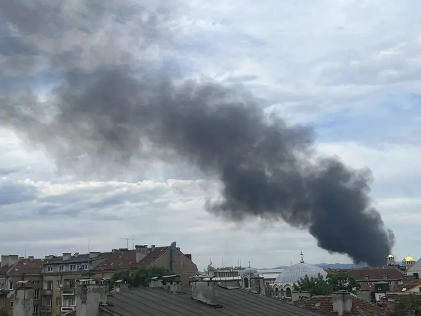 Пожар избухна в изоставен склад в столичния квартал „Хаджи Димитър“