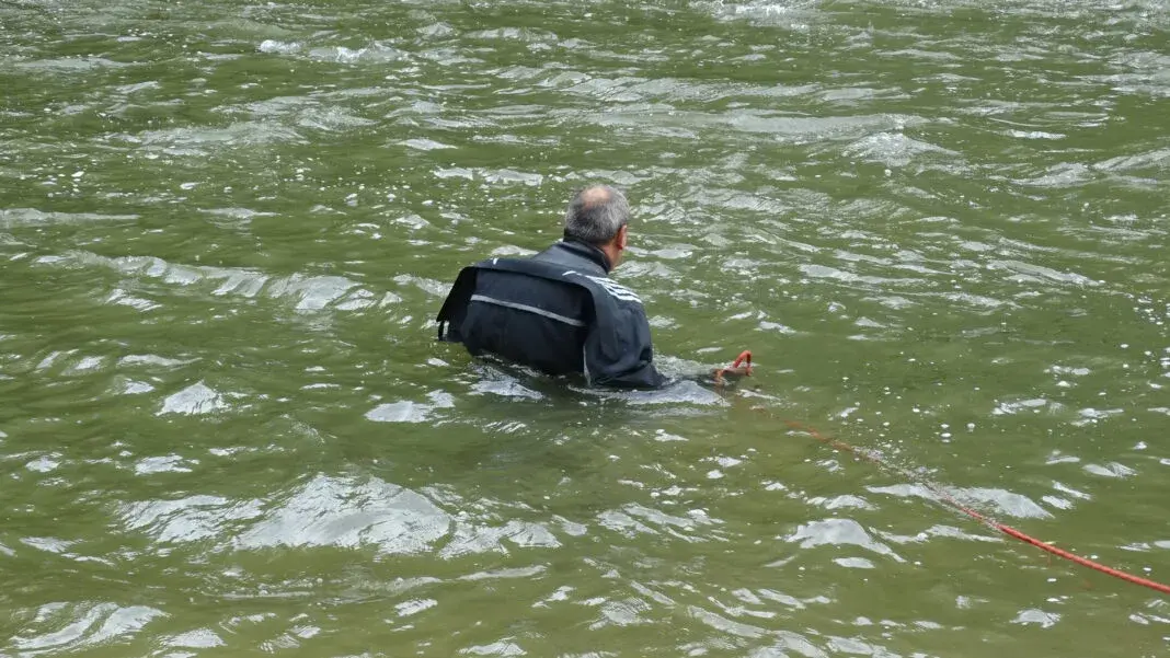 Водолази спасиха 17-годишно момче, влязло в придошла река край село Шемшево