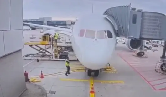Няколко души пострадаха при пропадане на колесник на Boeing 787 във Франкфурт