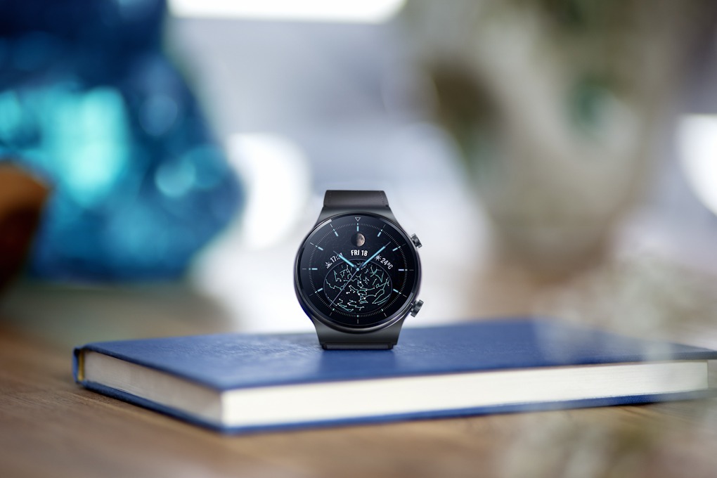 Watch GT 2 Pro прави още една стъпка към визията на Huawei за Seamless AI Life с изключително удобната функция за безжично зареждане директно от смартфона, както и с иновативните възможности за персонализация. Освен да избирате сред над 200 дизайна на циферблата, можете да генерирате свои собствени на база на ваши любими снимки или други изображения, които с едно движение да изпратите безжично от смартфона към часовника. <br><br>
Watch GT 2 Pro ще се предлага от всички партньори на Huawei – A1, Теленор, Виваком, Технополис,Техномаркет, Зора и дилърите на дистрибутора Polycomp, сред които Smartwatch.bg, Ardes.bg, Техмарт, Plesio, AMCO, ПИК компютър и много други. <br><br>
Препоръчителната цена е 579 лева. Часовникът се предлага във вариант с абонаментни планове при съответните цени и условия на мобилните оператори.