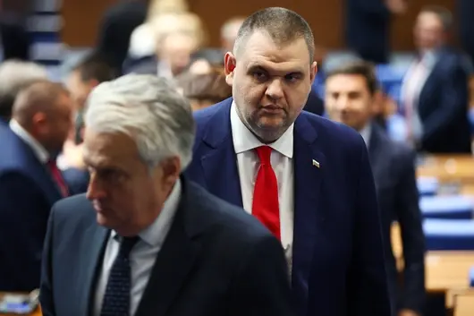Пеевски се надпреварва с ДБ с искания за данни от НСО за охраната му