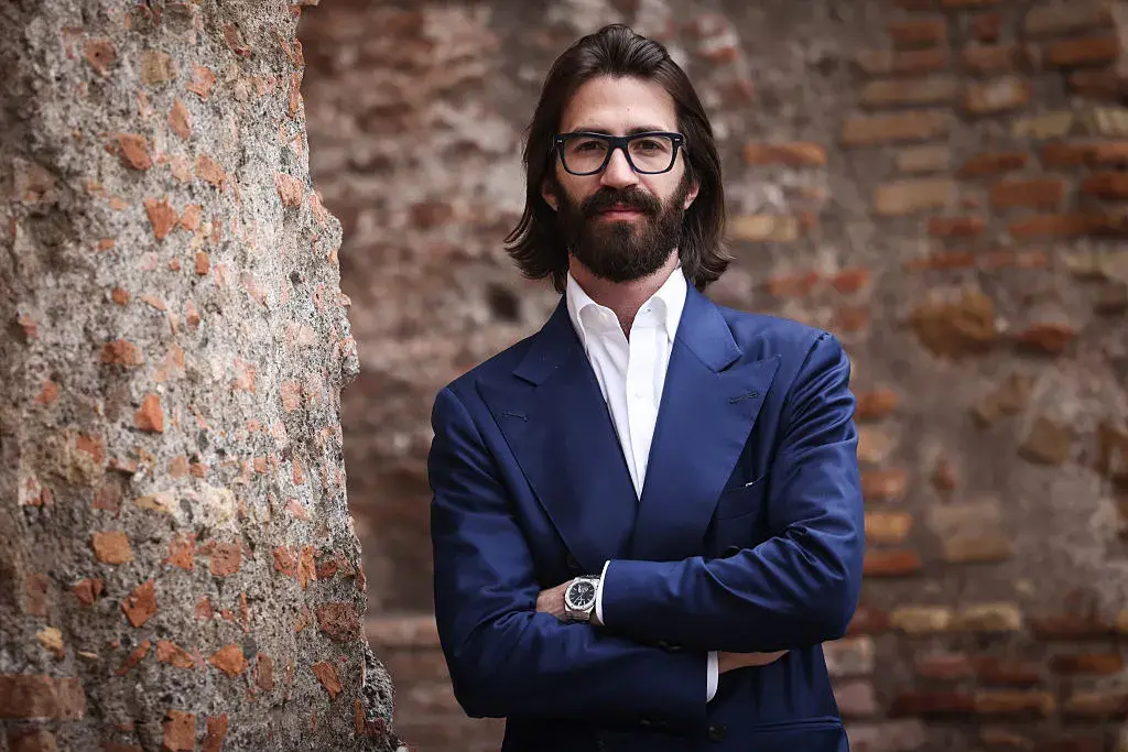 Битката за империята зад Ray-Ban все повече прилича на сюжет от Succession