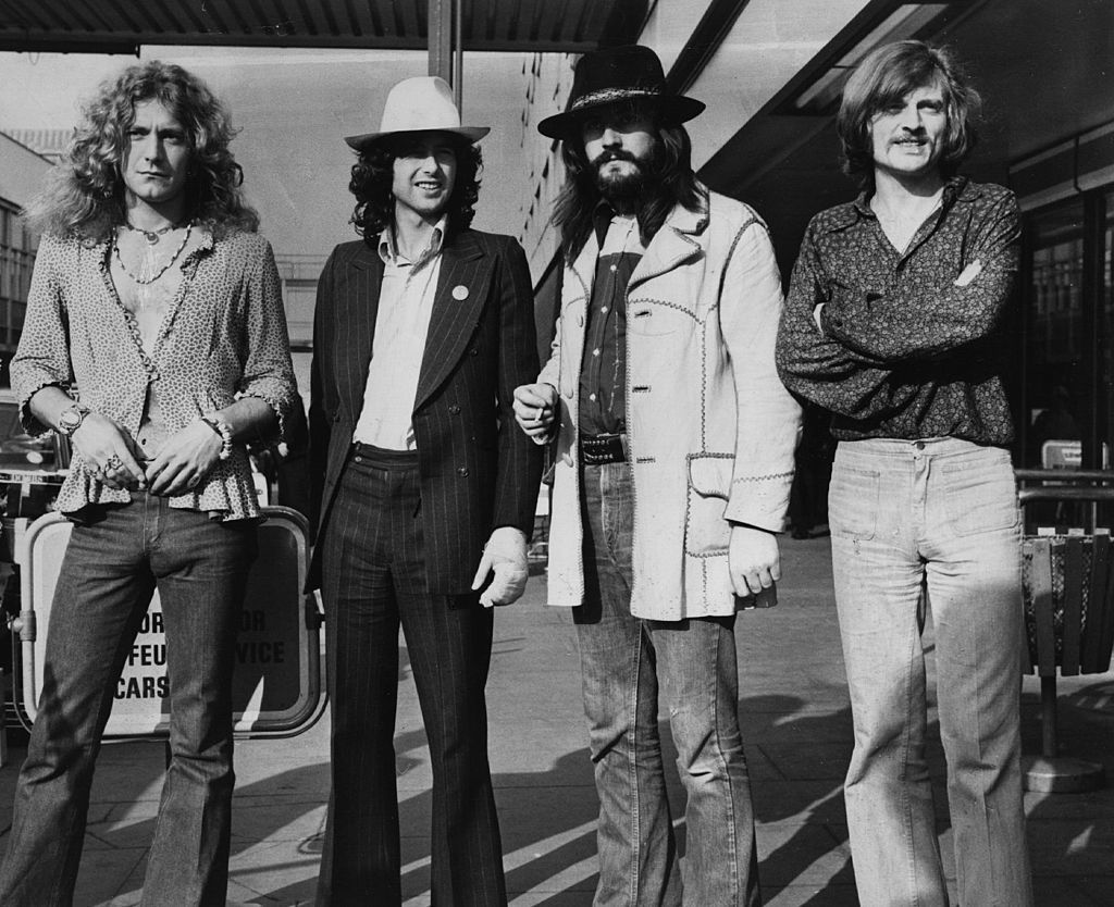Led Zeppelin срещу Spirit <br><br>
Делото срещу Zeppelin тръгна още през 2014. Американската рок банда Spirit на покойния Ранди Улф покани лондонската група да открие техен концерт в първото американско турне на Пейдж, Плант, Бонъм и Джоунс. <br><br>
Песента на Spirit „Taurus“ е от 1968, а „Stairway To Heaven“ е написана три години по-късно. Макар да има значителни прилики, Върховният съд на САЩ реши, че акордната прогресия в парчето на британците е толкова често срещана, че няма как да става дума за нарушено авторско право. <br><br>
Китаристът Джими Пейдж сподели пред съда в Лос Анджелис през 2016, че е чул „Taurus“ години след пускането на "Stairway To Heaven".