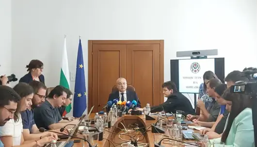 Финансовото министерство "свива" дефицита до 5,7%, като вдига осигурителната тежест и увеличава винетките с 30%